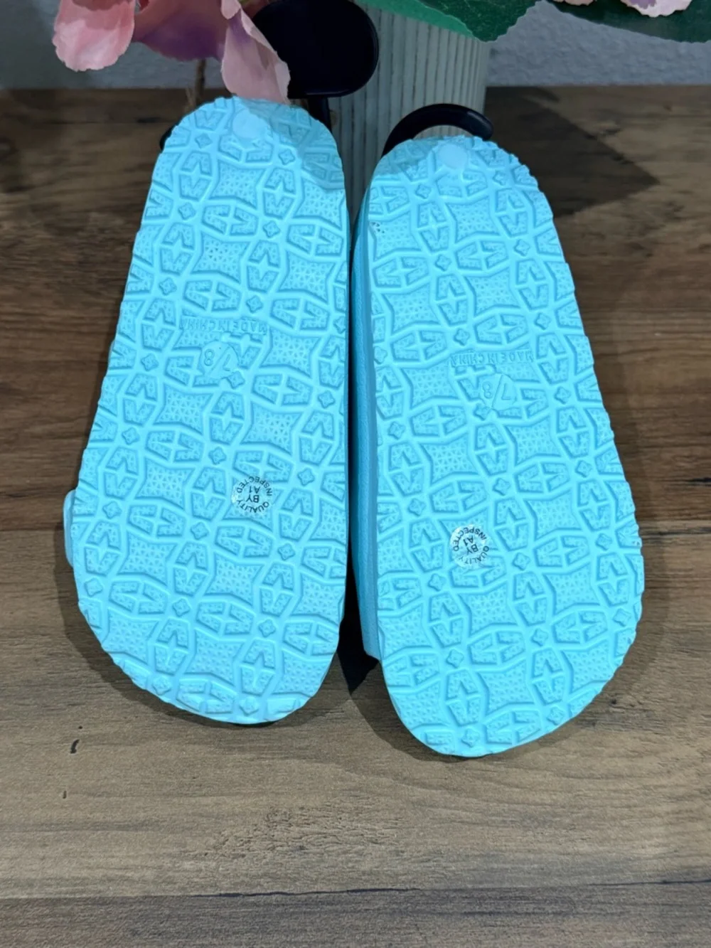 Okie dokie toddler girls sandals in teal size 7-8. Sandals are dirty